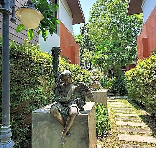 โรงแรม Varee Manust ดำเนินสะดวก
